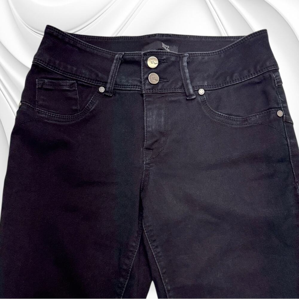 1822 DENIM Women’s 8 Black Capri Chino Pant
